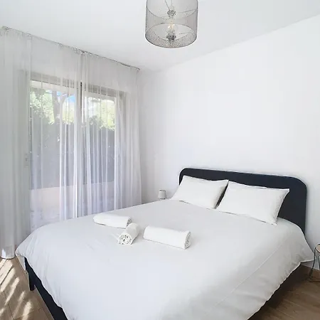 Aliscamps - 4 Pers 75m2 - Terrasse - Climatise